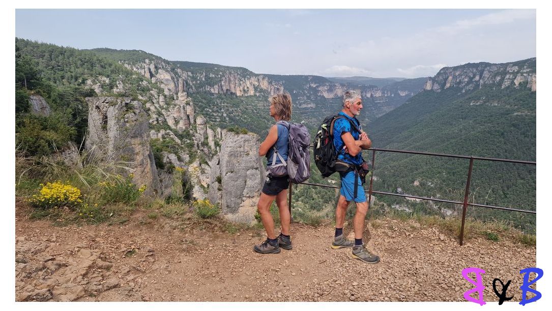 Photo de l'article Aveyron - Rocher de Capluc. Arcs de Saint-Pierre. Vases de Sèvres et de Chine