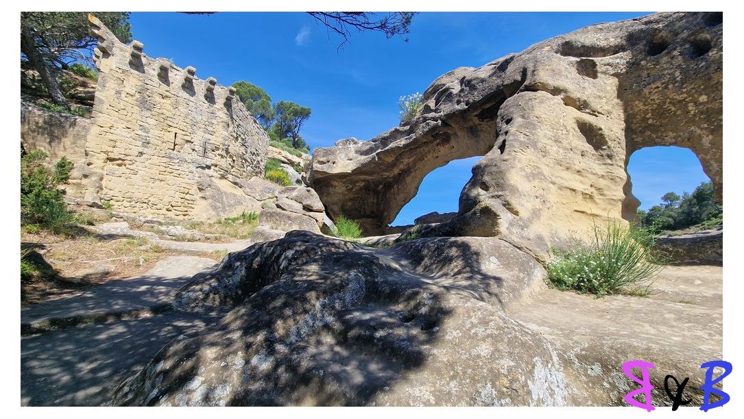 Photo de l'article Lamanon - Grottes de Calès - Mur des Abeilles