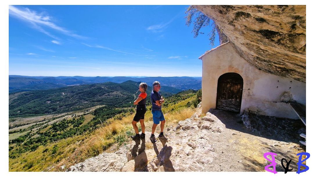 Photo de l'article La Chapelle Sainte-Trophime et la Montagne de Robion